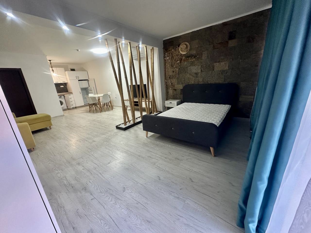 Просторная студия на партере с террасой и возможностью переделки в квартиру с одной спальней – всего в 300 м от моря