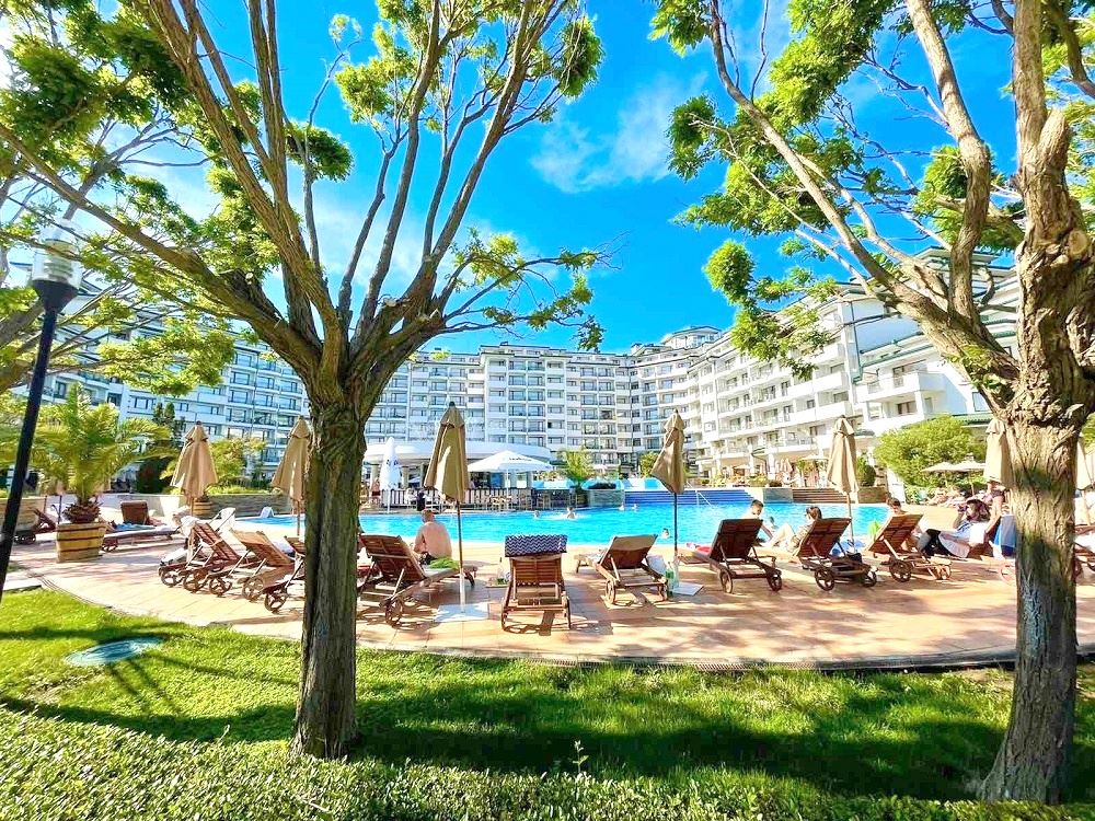 Двухкомнатная квартира  на первой линии моря в Равде – роскошь, природа и впечатляющий вид на бассейн