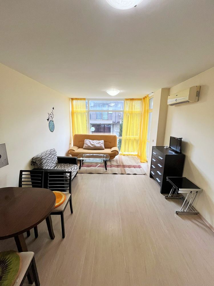 Солнечная и просторная двухкомнатная квартира в Солнечном Береге – полностью меблирована с отличной инфраструктурой комплекса