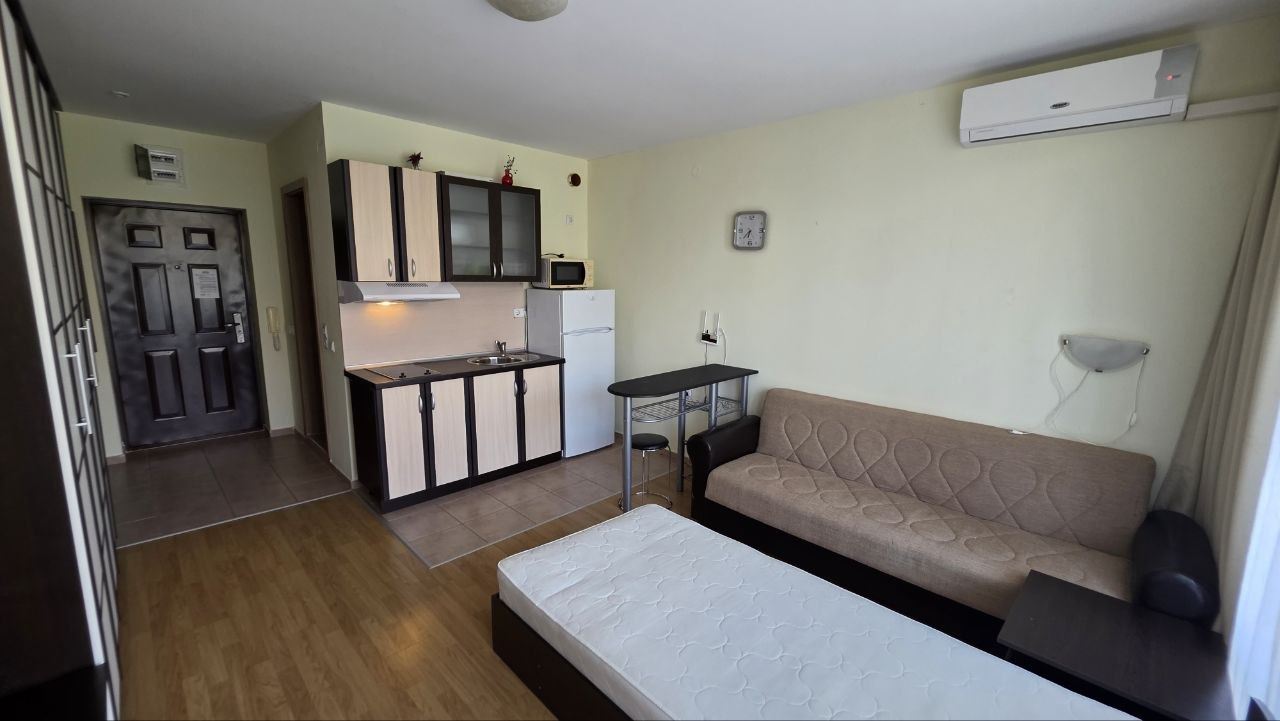 Практичная и уютная студия в Солнечном Берегу – уют и спокойствие с видом на бассейн