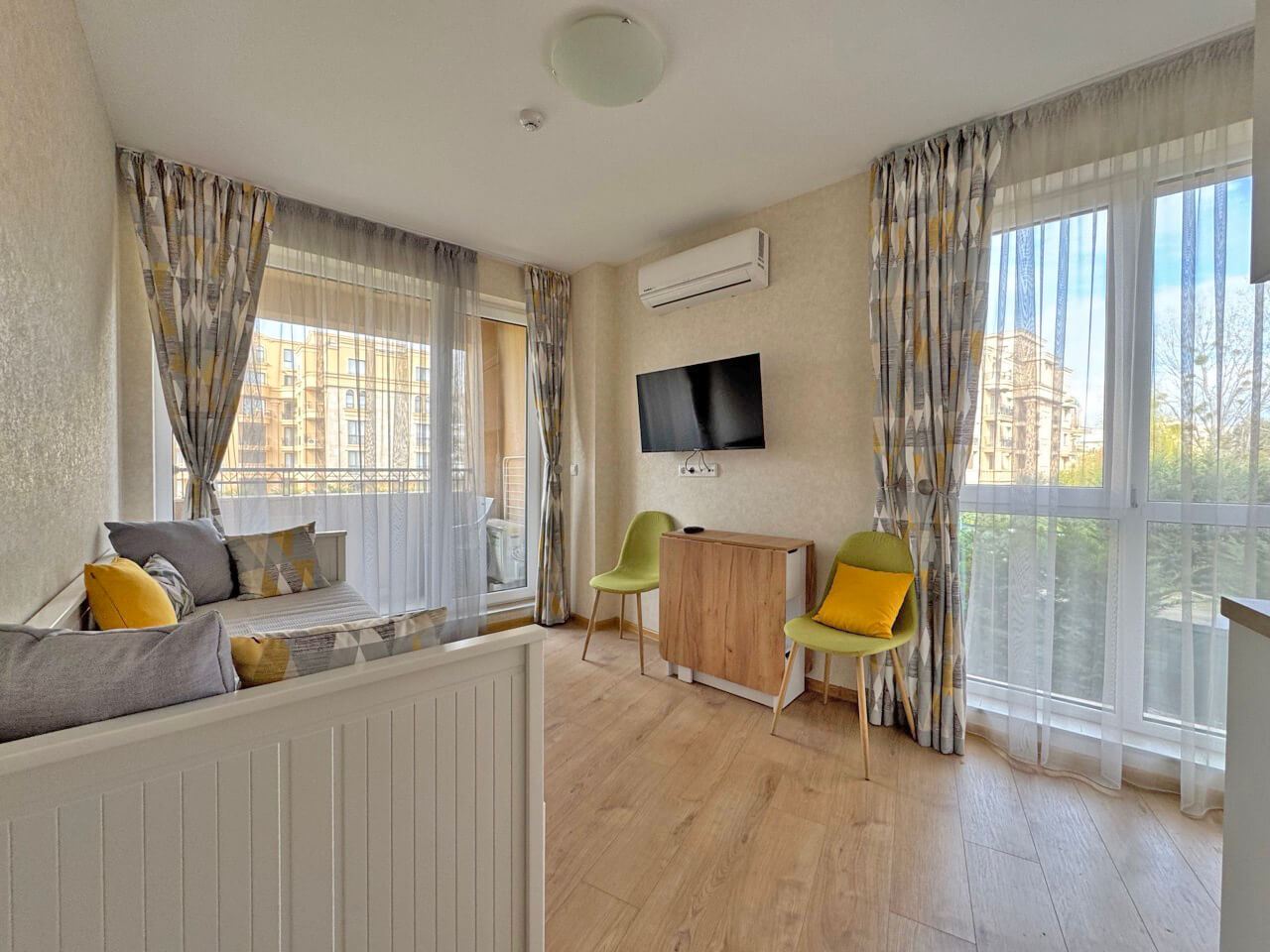 Светлая студия в люксовом комплексе – прекрасный уют у бассейна