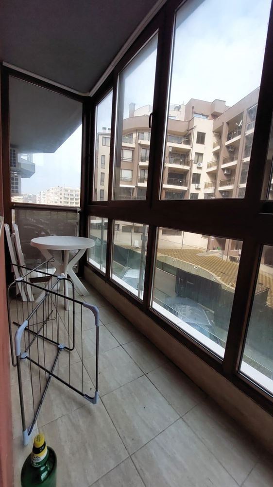 Обзаведенная студия в Старом городе Поморие – в 100 м от моря, с большой застекленной террасой и отличной локацией