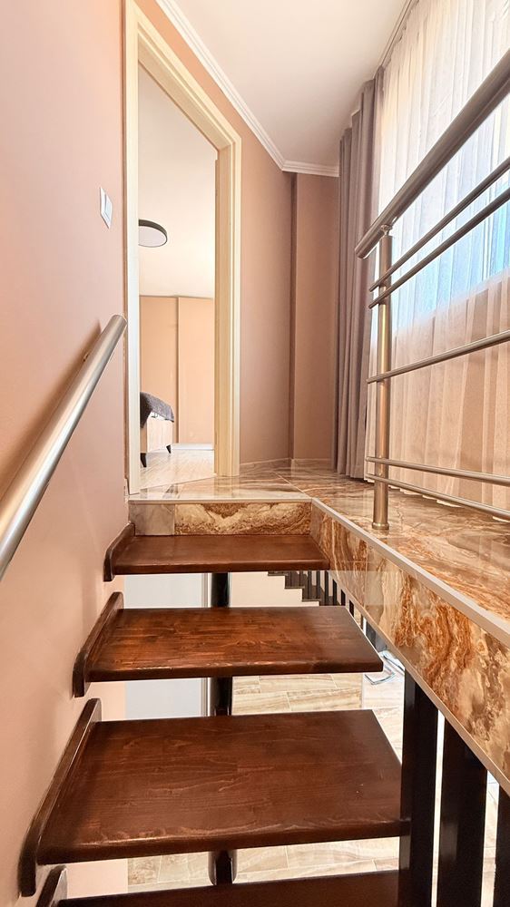 Роскошный двухуровневый апартамент с тремя спальнями в центре Солнечного Берега – простор, стиль и комфорт на двух уровнях