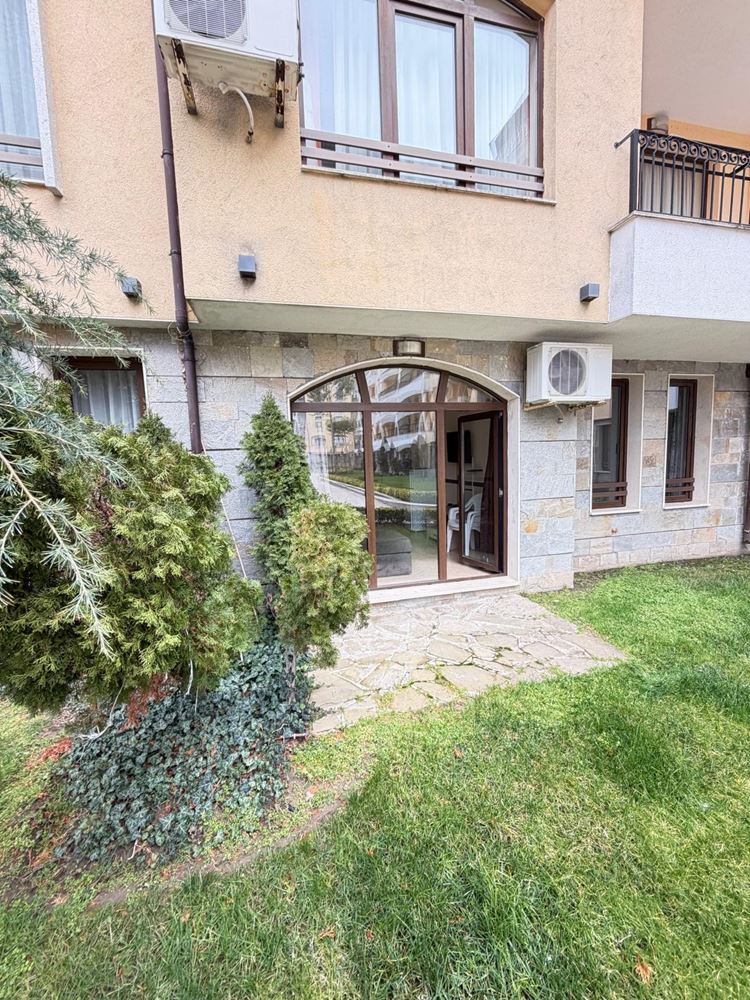 Просторная квартира с двумя спальнями с прямым выходом в собственный двор в Солнечном Береге – комфорт, роскошь и уют