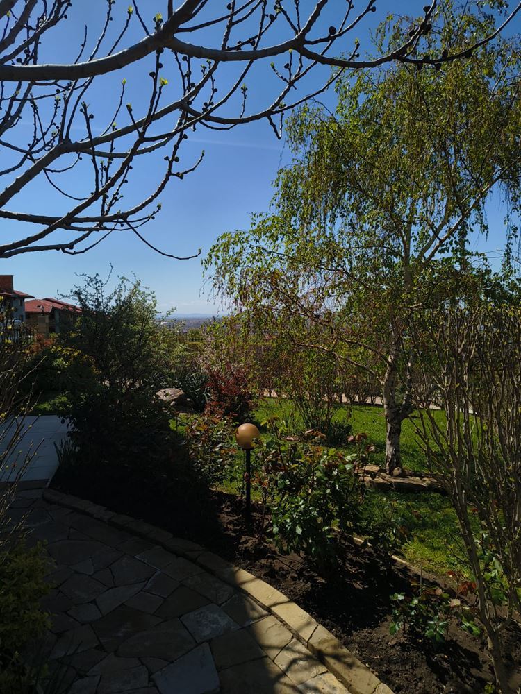 Отремонтированная двухкомнатная квартира с панорамным видом в современном комплексе рядом с Солнечным берегом