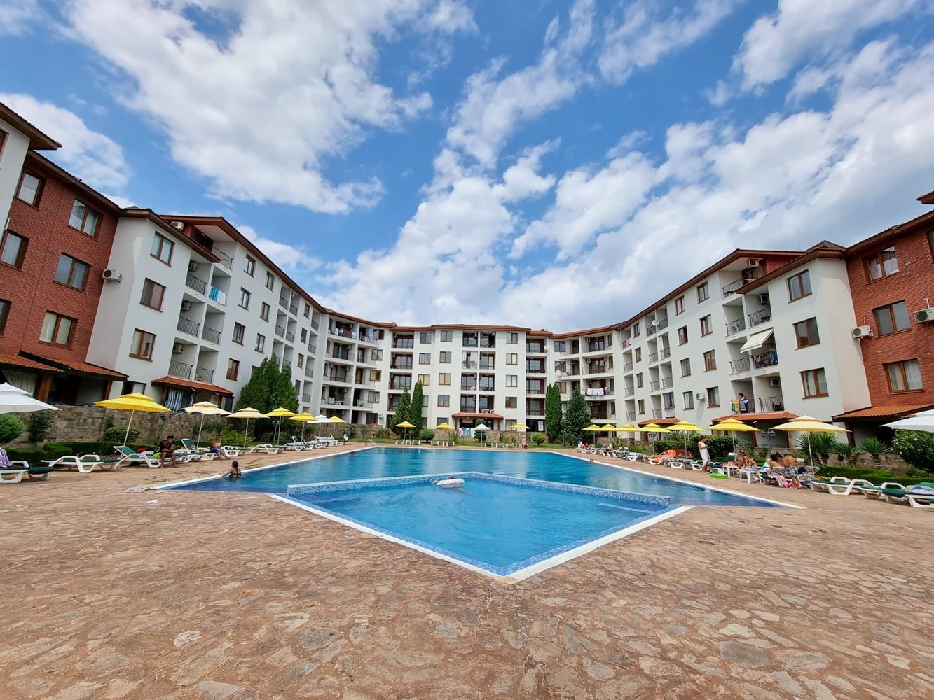 Апартамент с двумя спальнями и видом на бассейн в Несебре – простор, комфорт и отличное расположение всего в 300 метрах от моря