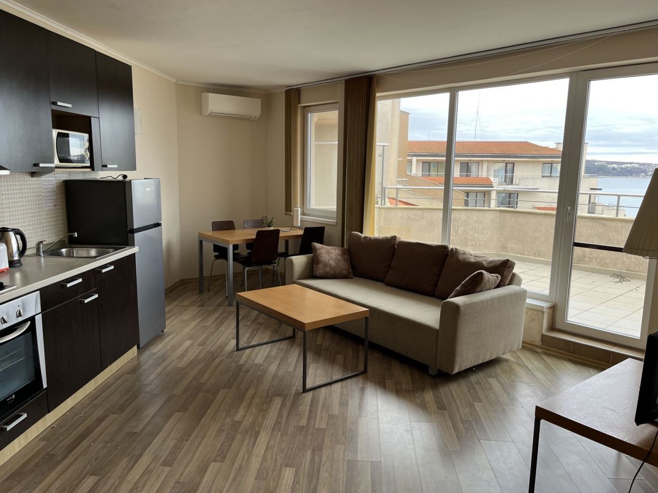 Обзор – меблированная квартира с одной спальней на первой линии с панорамным видом на море