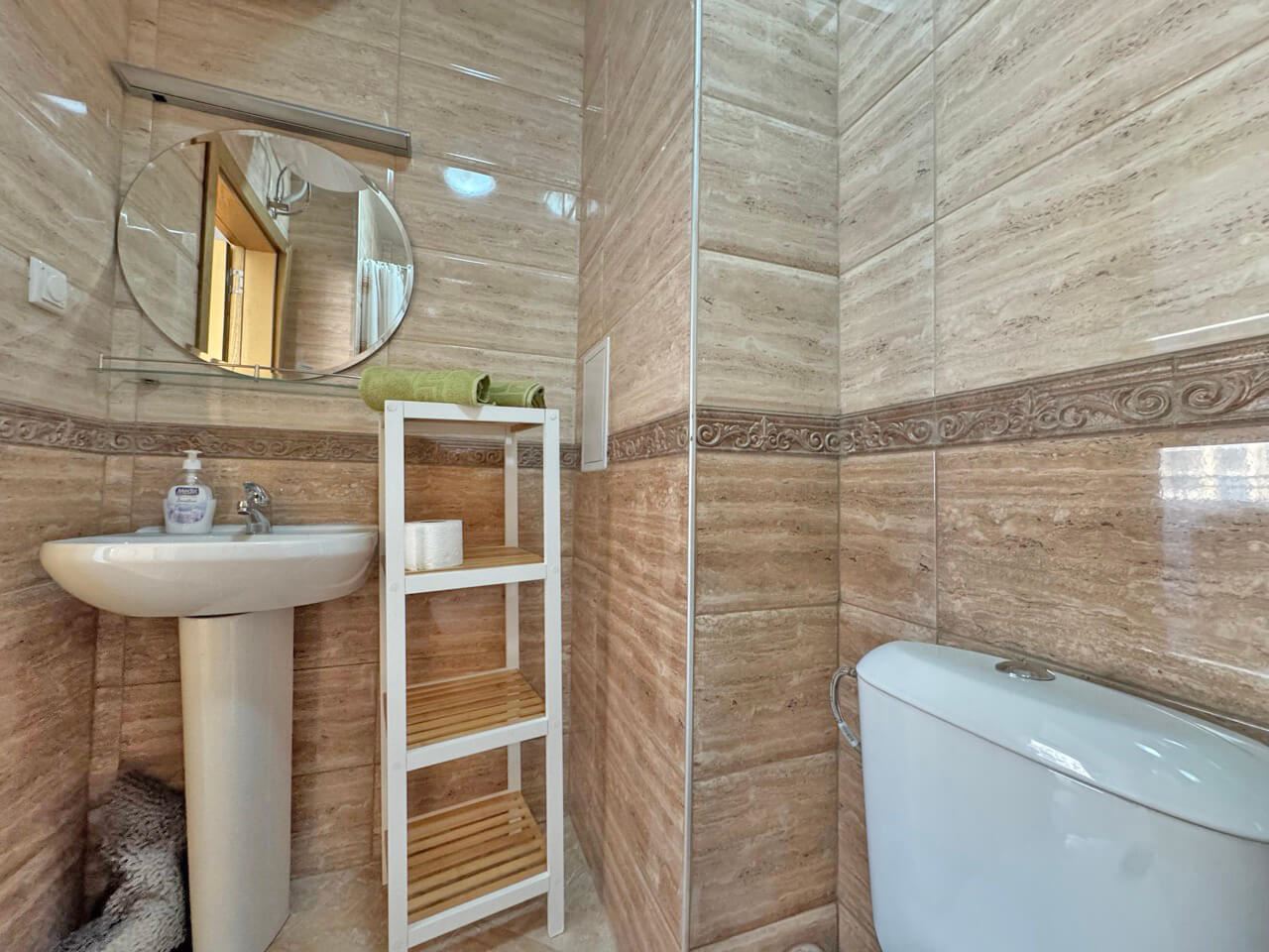 Светлая студия в люксовом комплексе – прекрасный уют у бассейна