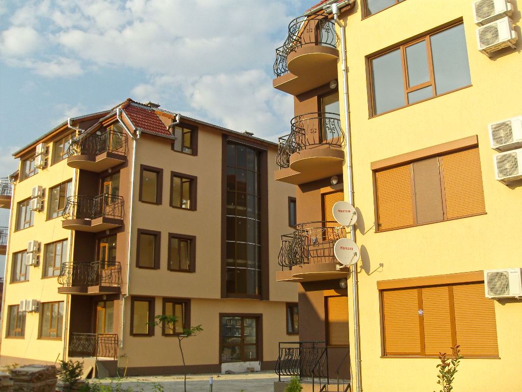 Полностью меблированный двухкомнатный апартамент в 200 м от пляжа в Равде – тишина, зелень и комфорт в небольшом комплексе