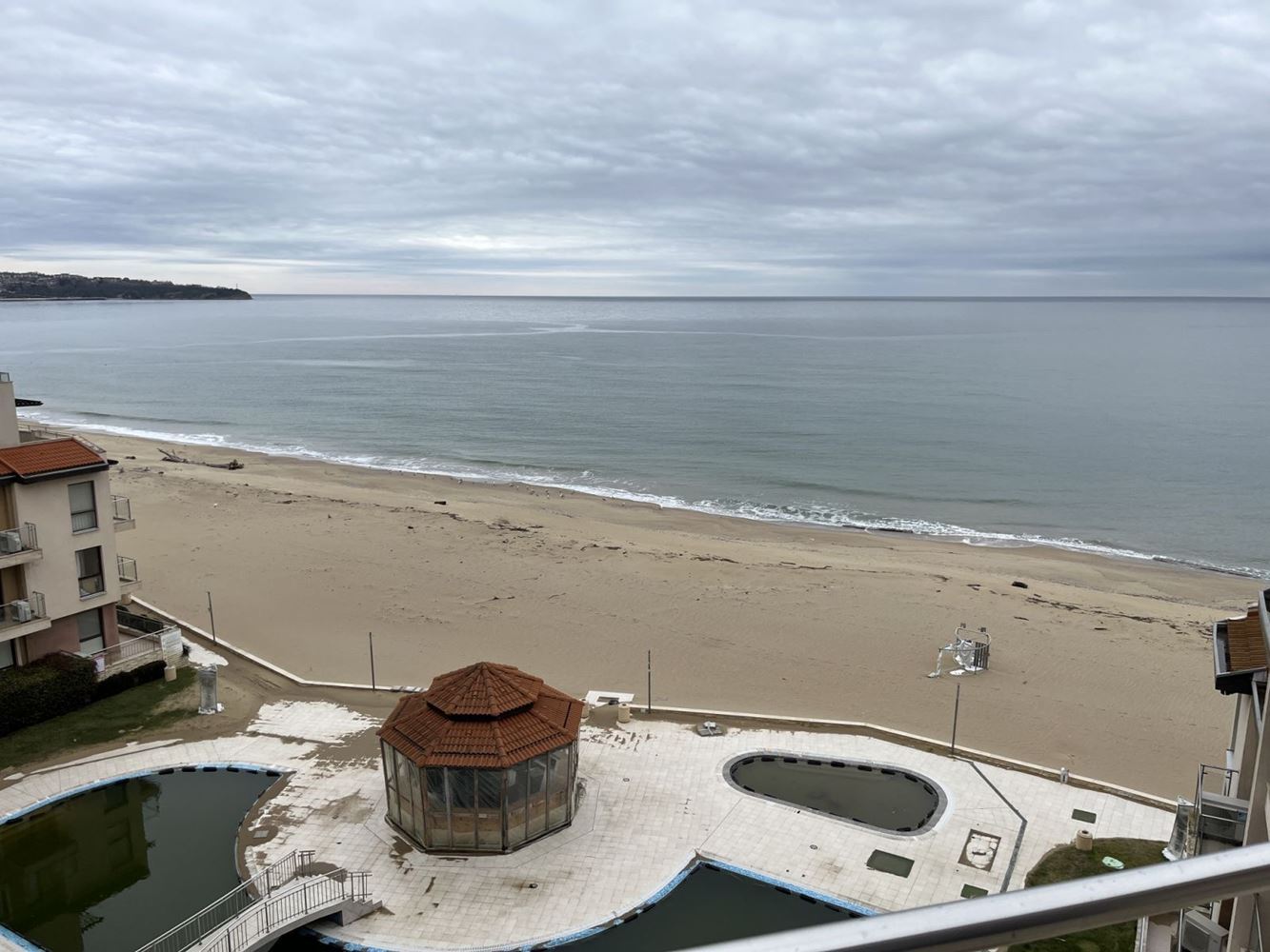 Обзор – меблированная квартира с одной спальней на первой линии с панорамным видом на море