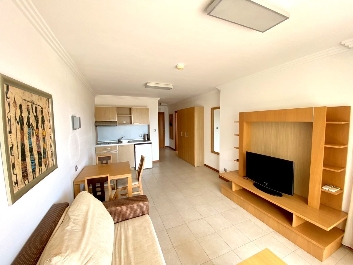 Двухкомнатная квартира  на первой линии моря в Равде – роскошь, природа и впечатляющий вид на бассейн