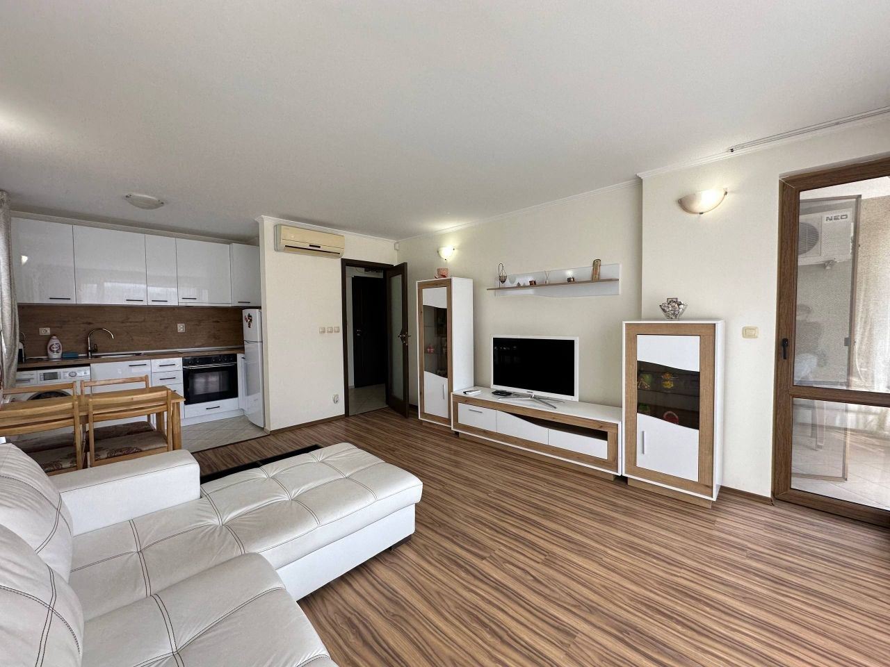 Двухкомнатная квартира в Солнечном Береге – полностью меблированная недвижимость с отличным расположением и круглогодичной инфраструктурой