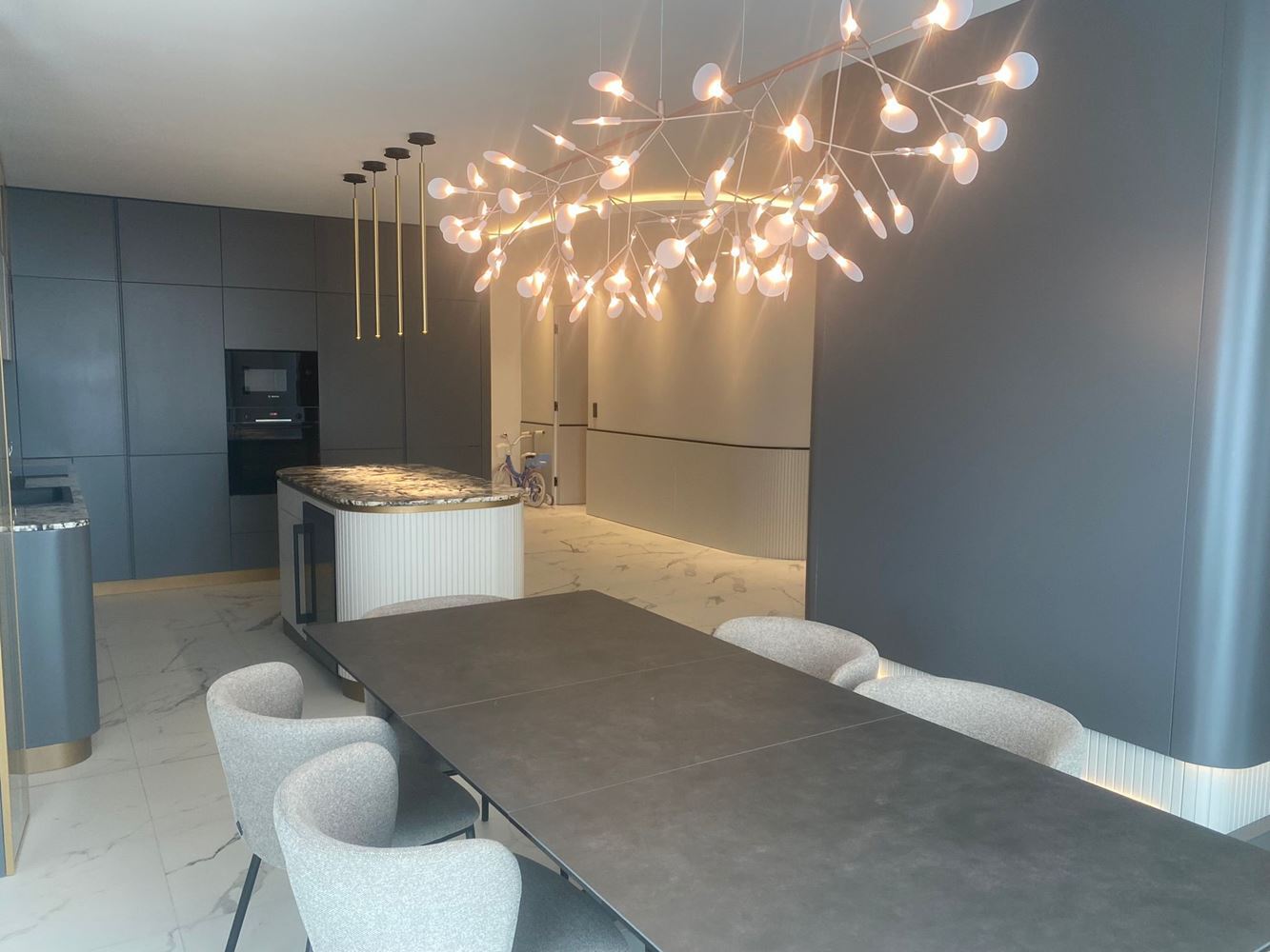 Элегантная просторная трехкомнатная квартира на первой линии моря в Несебре – панорамный вид на море и премиальный комфорт