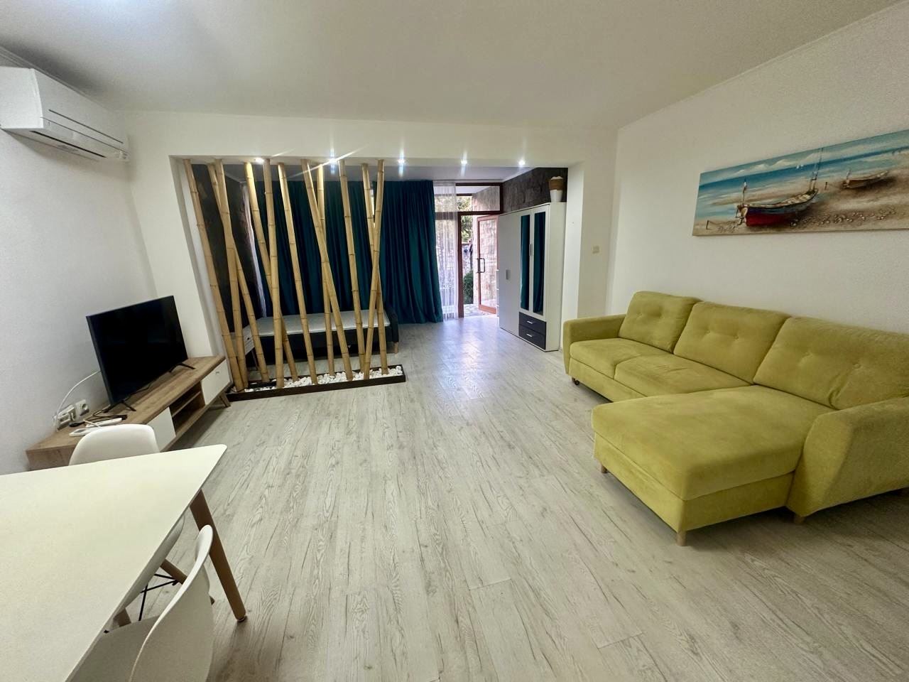 Просторная студия на партере с террасой и возможностью переделки в квартиру с одной спальней – всего в 300 м от моря