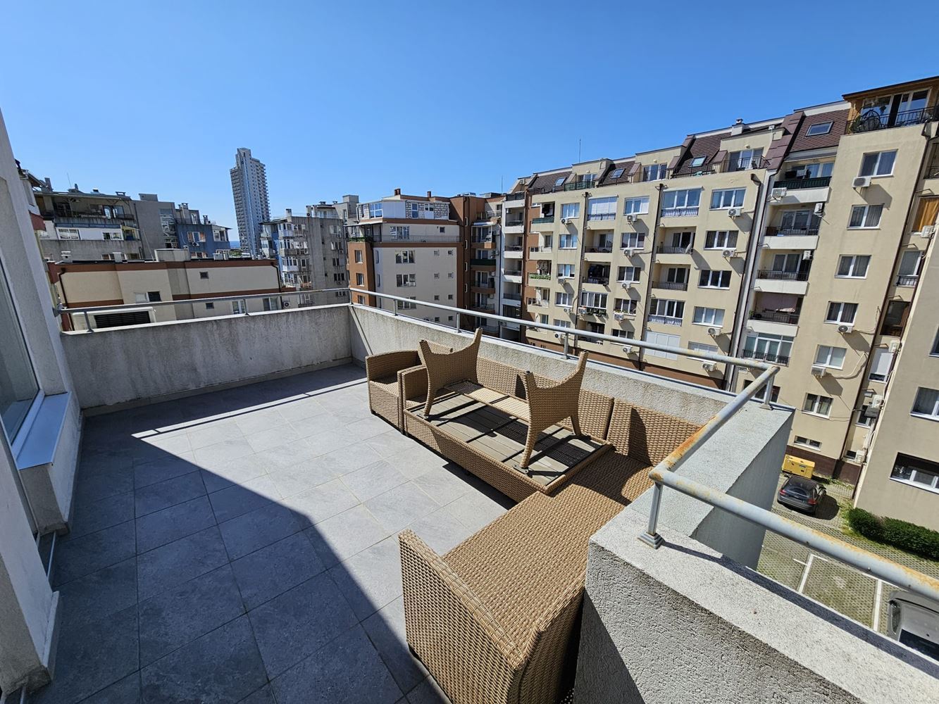 Просторная и светлая квартира с двумя спальнями и двумя большими террасами в Меден Рудник – идеально для семьи или инвестиций