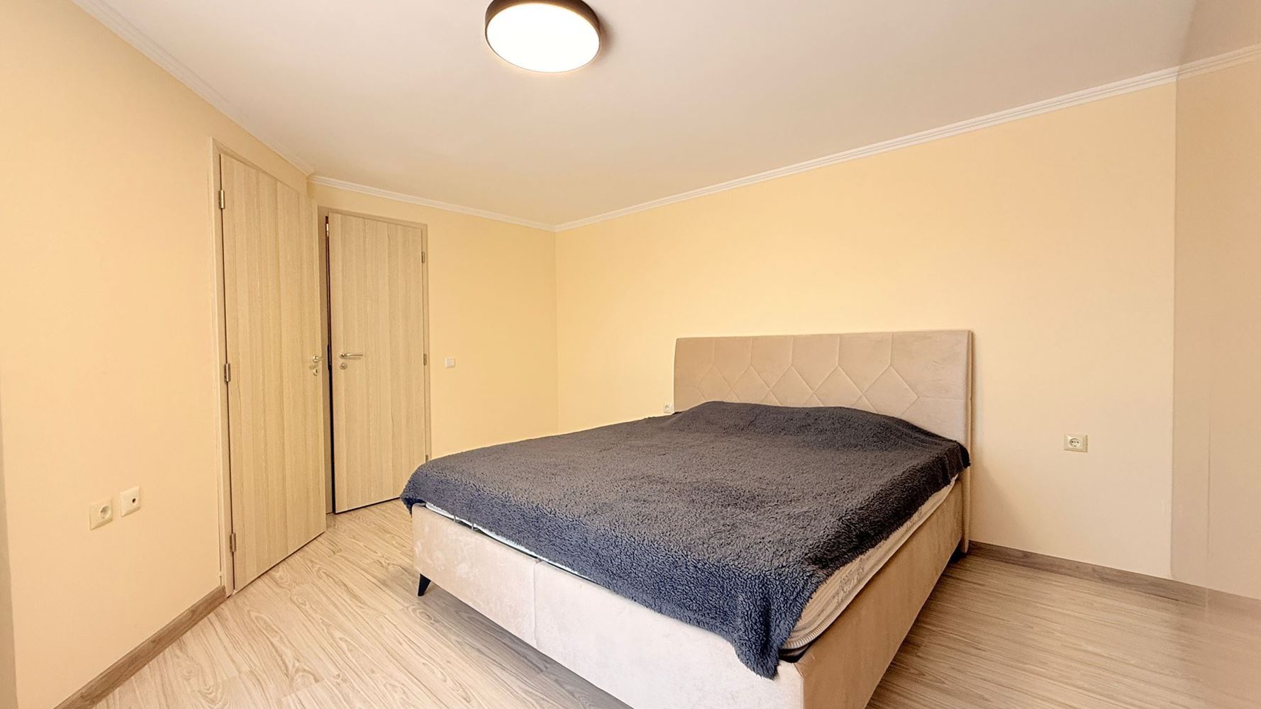 Роскошный двухуровневый апартамент с тремя спальнями в центре Солнечного Берега – простор, стиль и комфорт на двух уровнях