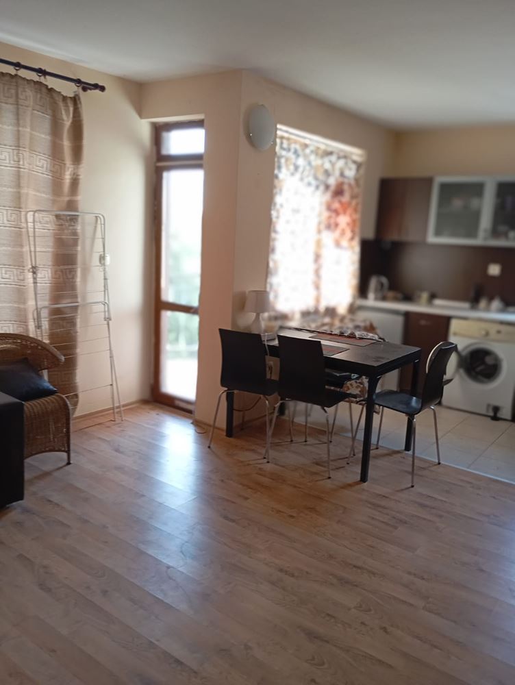 Полностью меблированный двухкомнатный апартамент в 200 м от пляжа в Равде – тишина, зелень и комфорт в небольшом комплексе