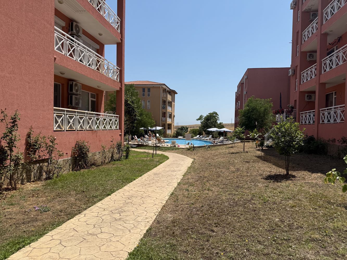 Обставленный апартамент с одной спальней с видом на бассейн в Солнечном Берегу