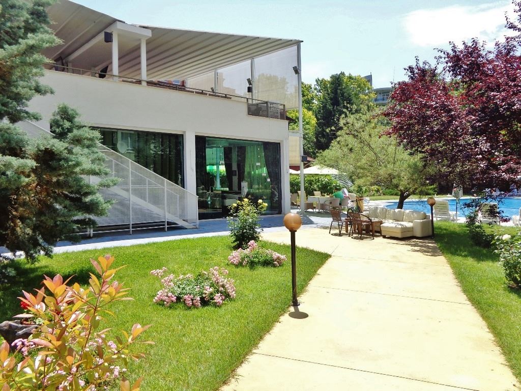 Солнечная и просторная студия с видом на море в Равде – 100 м от пляжа, в ухоженном комплексе с бассейном и зеленью