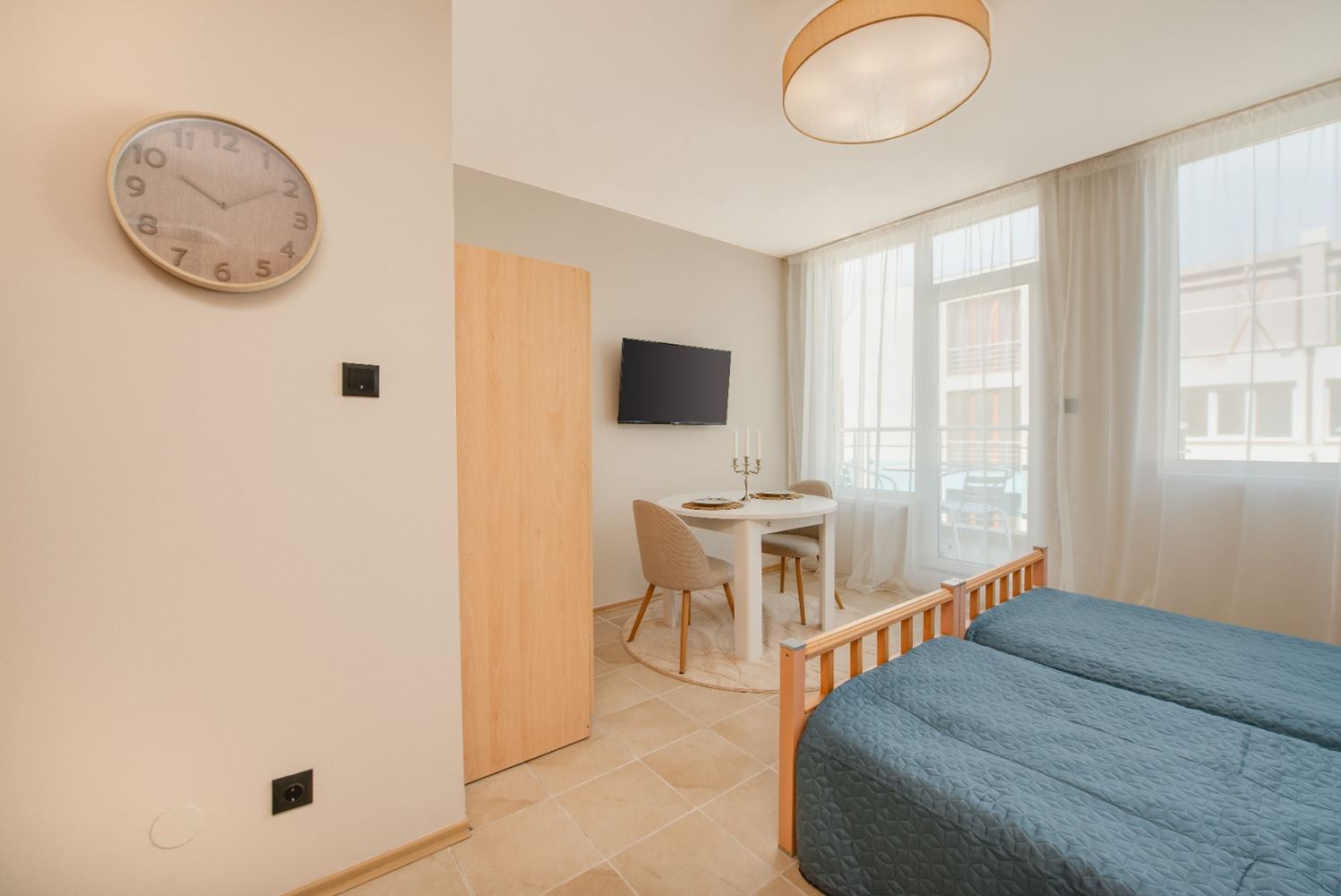 Солнечная и просторная студия с видом на море в Равде – 100 м от пляжа, в ухоженном комплексе с бассейном и зеленью