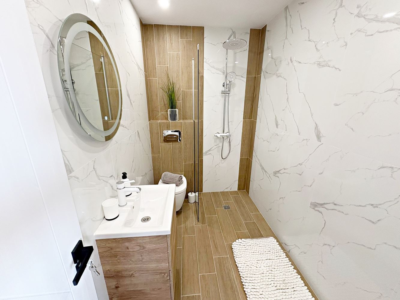 Два независимых жилых пространства с видом на море в центре Святого Власа – дизайнерский интерьер и собственное парковочное место