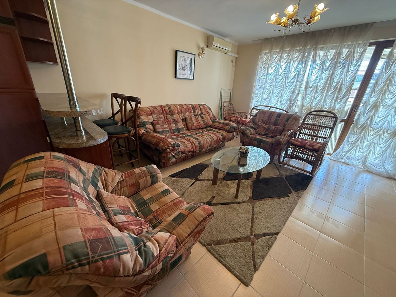 Просторная трехкомнатная квартира в Солнечном Береге – комфорт, природа и низкая такса обслуживания