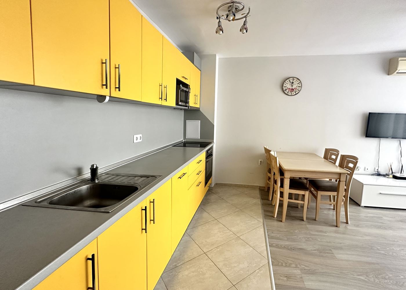 Квартира с одной спальней в 100 м от пляжа в Поморие – комфорт, удобство и вид на море