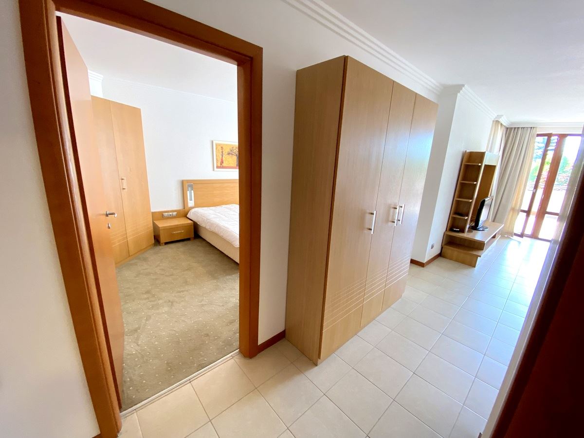 Двухкомнатная квартира  на первой линии моря в Равде – роскошь, природа и впечатляющий вид на бассейн