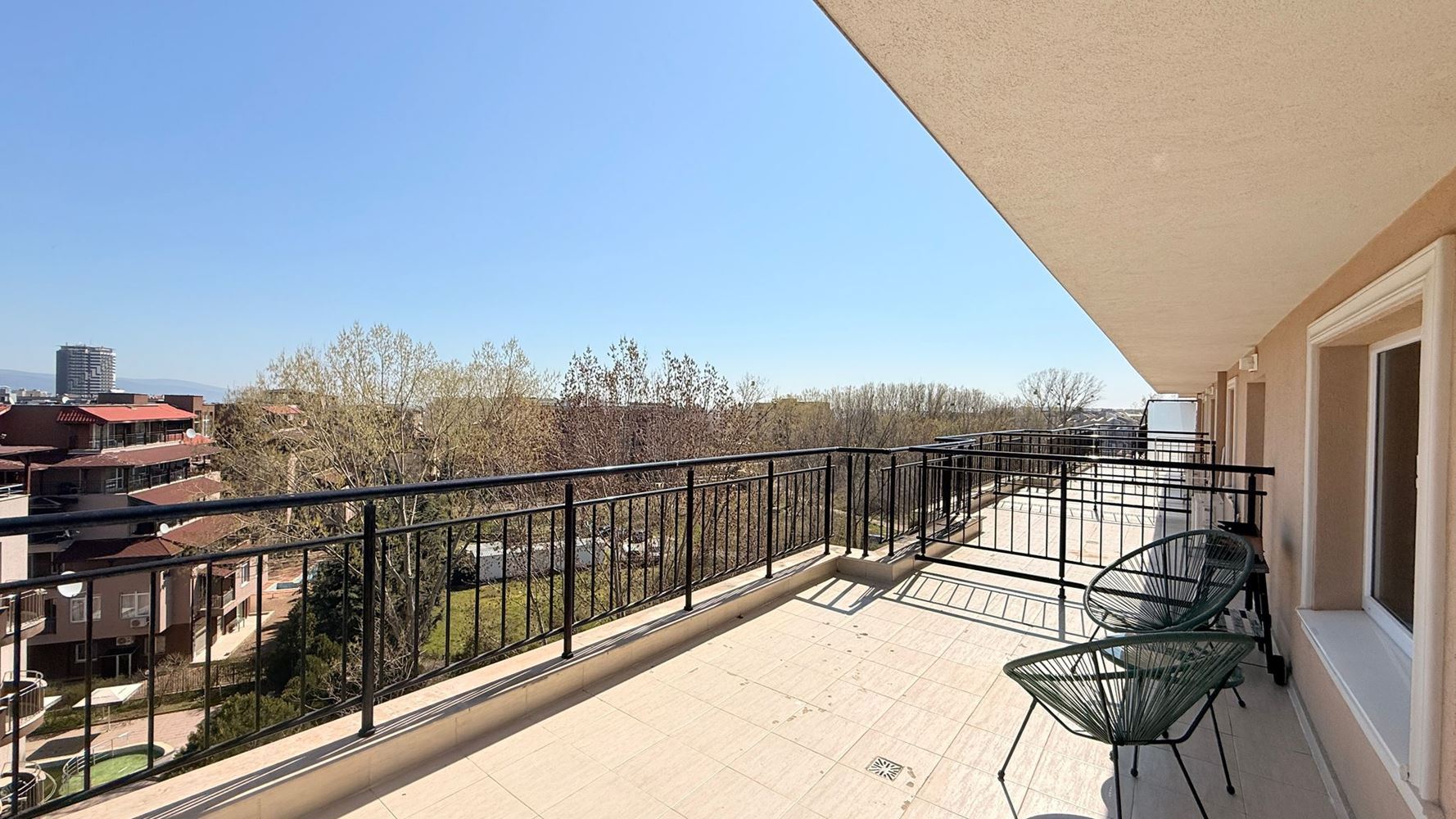 Роскошный двухуровневый апартамент с тремя спальнями в центре Солнечного Берега – простор, стиль и комфорт на двух уровнях