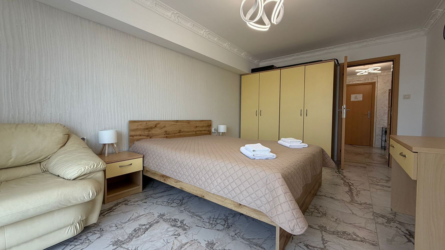 Просторная двухкомнатная квартира в 300 м от моря в Солнечном Береге – комфорт, безопасность и отличная инвестиция