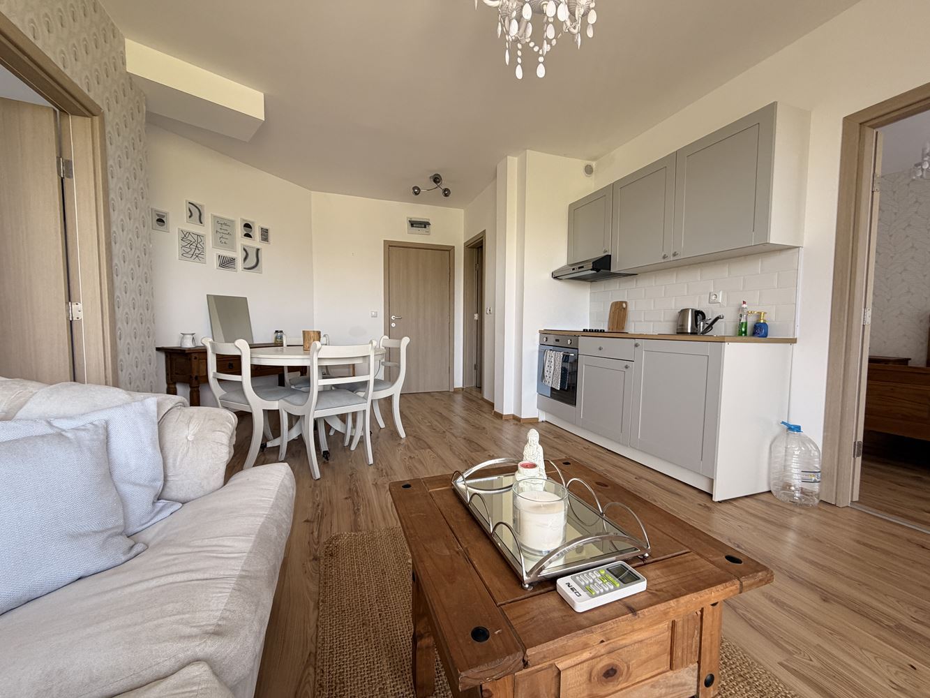 Квартира с двумя спальнями и панорамной террасой на окраине Солнечного Берега – уют, тишина и стиль