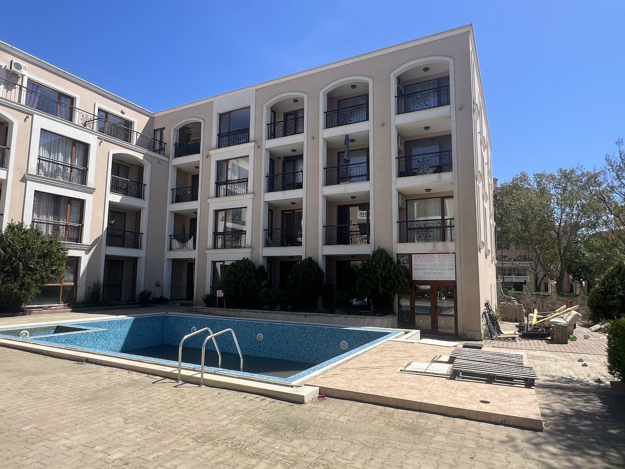 Уютная студия в самом сердце Елените – всего в нескольких минутах от пляжа, в закрытом комплексе с бассейном и отличными удобствами