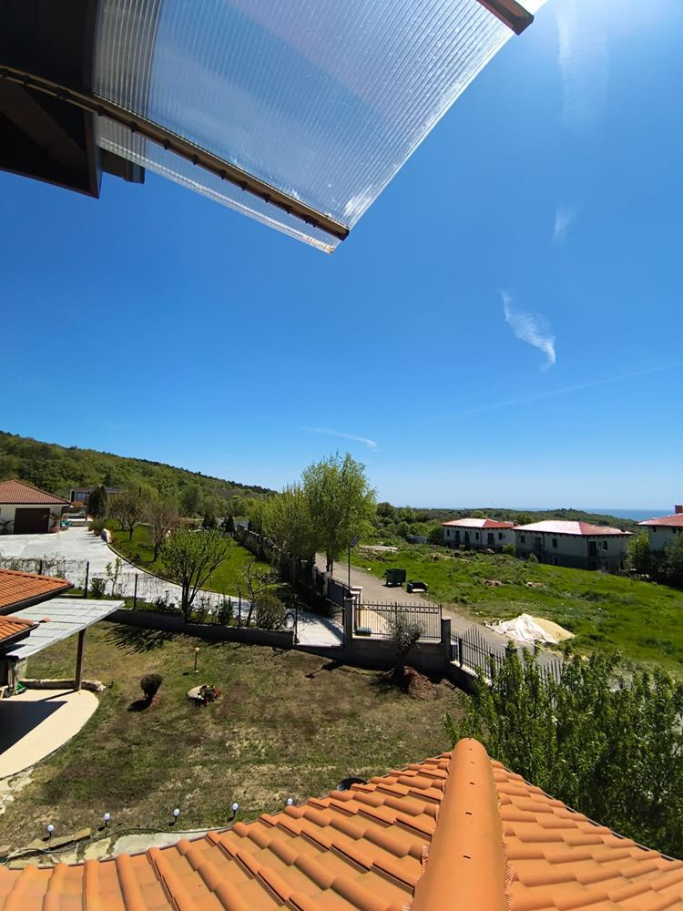 Отремонтированная двухкомнатная квартира с панорамным видом в современном комплексе рядом с Солнечным берегом