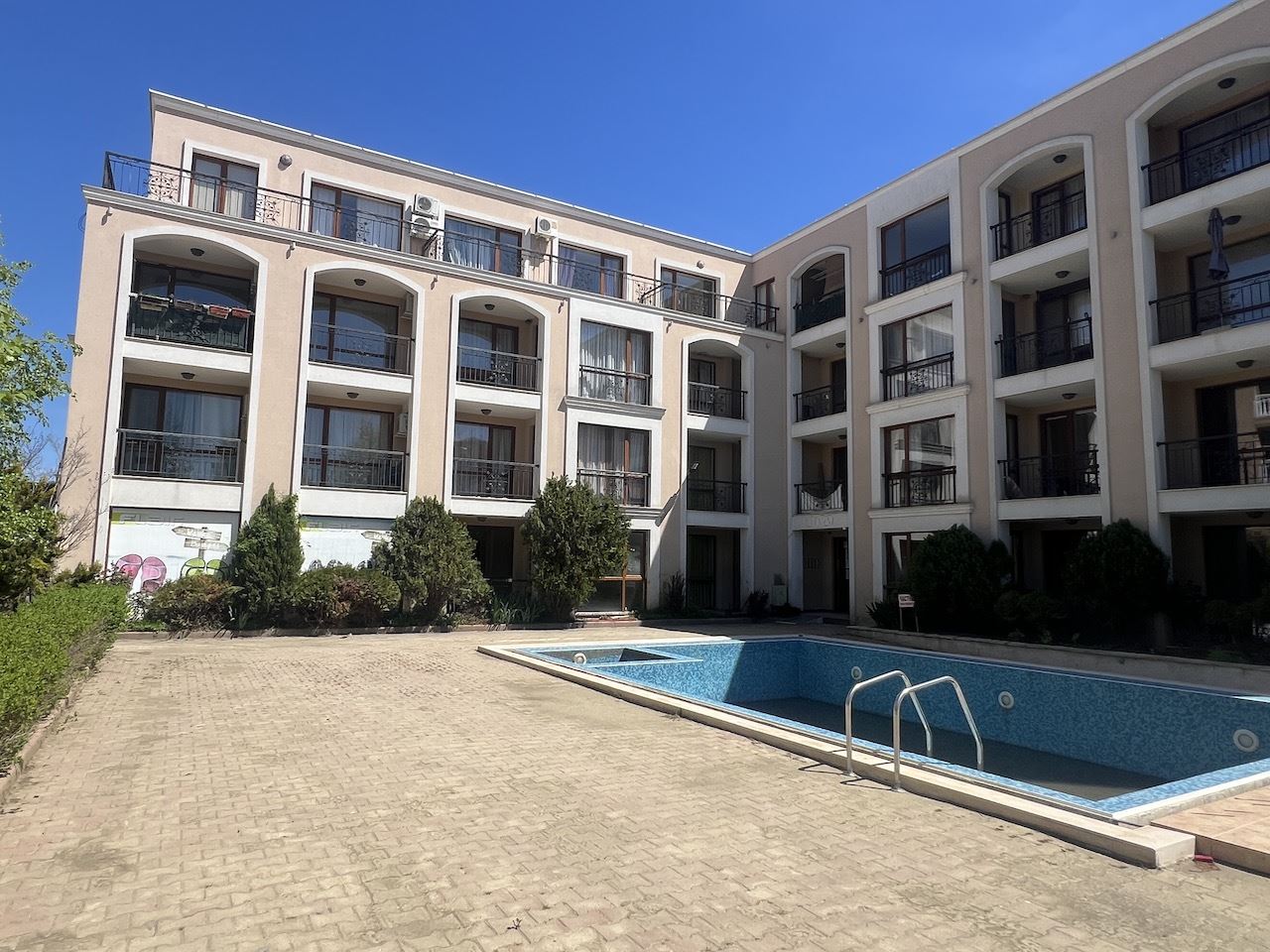 Уютная студия в самом сердце Елените – всего в нескольких минутах от пляжа, в закрытом комплексе с бассейном и отличными удобствами