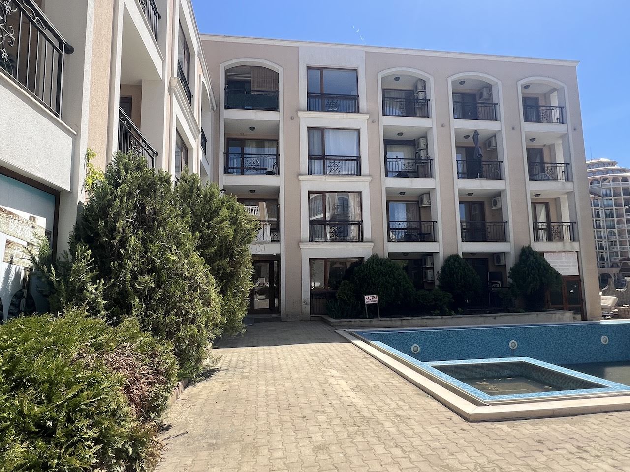 Уютная студия в самом сердце Елените – всего в нескольких минутах от пляжа, в закрытом комплексе с бассейном и отличными удобствами