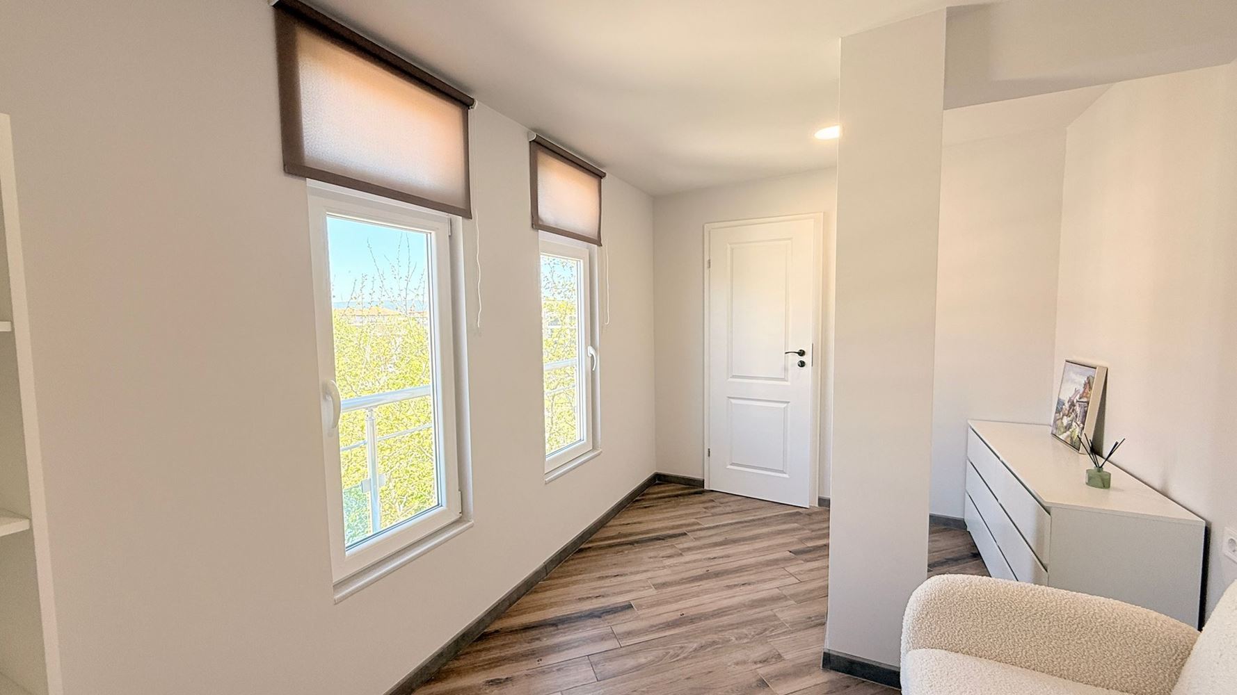 Роскошная квартира с тремя спальнями на первой линии в Равде – простор, престиж и впечатляющая морская панорама