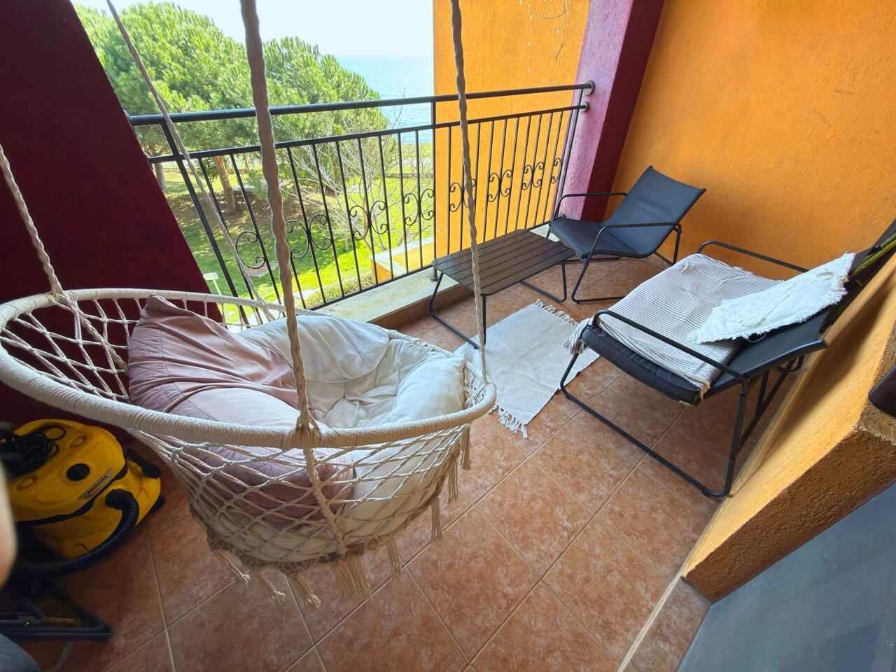 Просторная квартира с двумя спальнями на первой линии моря в Ахелое – комфорт, роскошь и уют для всей семьи