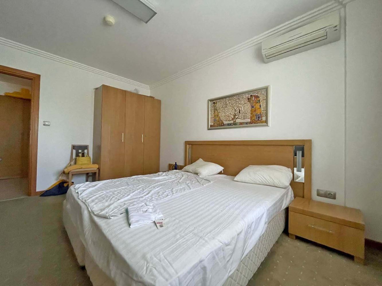 Высокий стандарт и разнообразные удобства – превосходная двухкомнатная квартира в элитном комплексе на первой линии в Равда