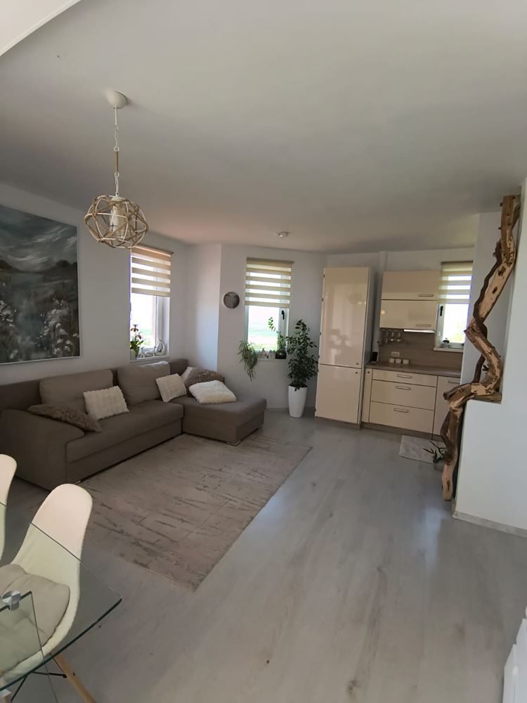 Отремонтированная двухкомнатная квартира с панорамным видом в современном комплексе рядом с Солнечным берегом