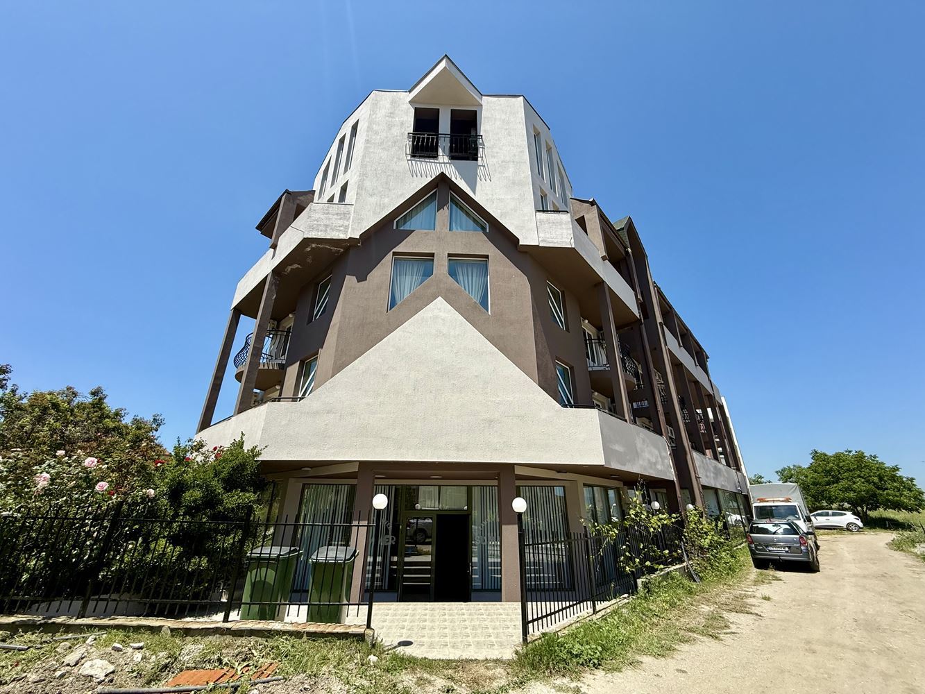 Просторный апартамент с одной спальней с выходом в сад и без платы за обслуживание в Равде