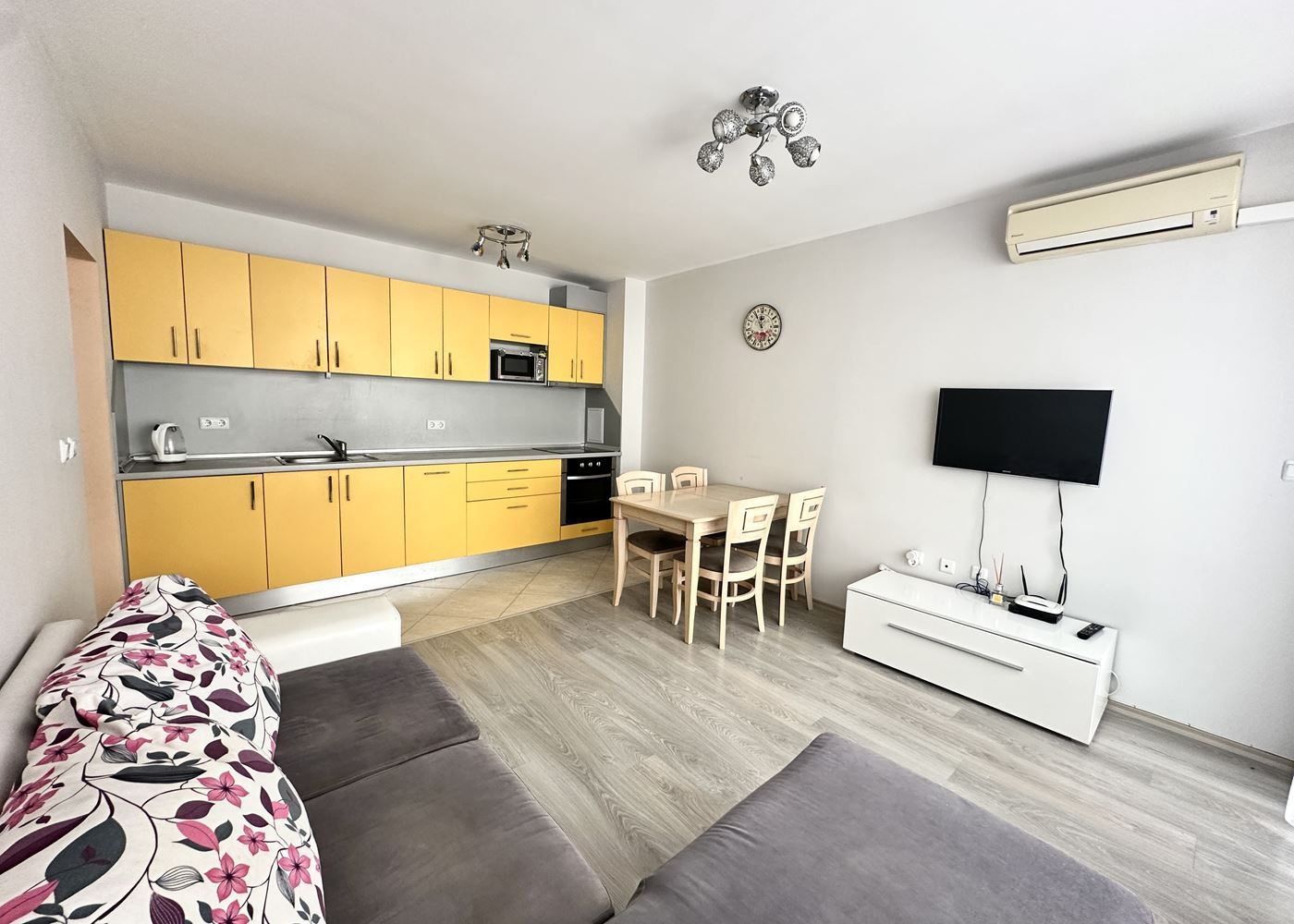 Квартира с одной спальней в 100 м от пляжа в Поморие – комфорт, удобство и вид на море