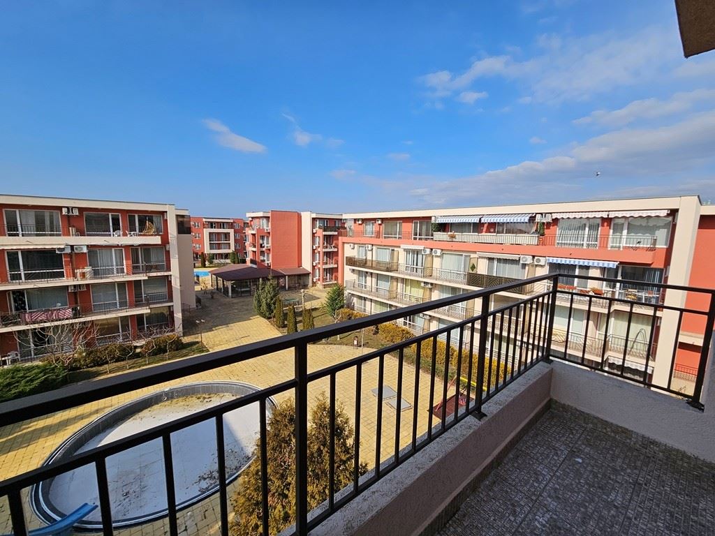 Полностью меблированная квартира с одной спальней на последнем этаже в Солнечном Береге – вид на бассейн и роскошная атмосфера