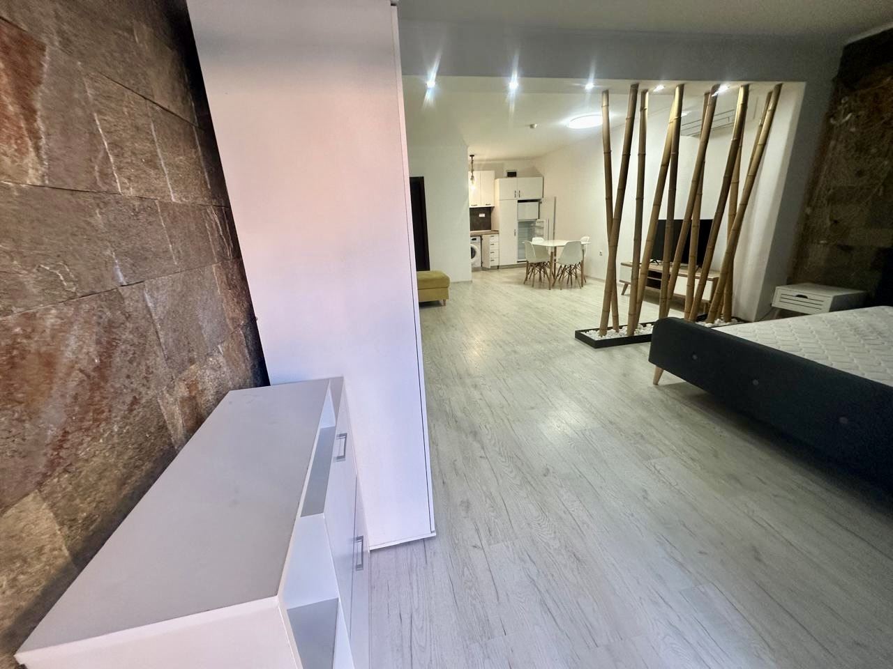 Просторная студия на партере с террасой и возможностью переделки в квартиру с одной спальней – всего в 300 м от моря