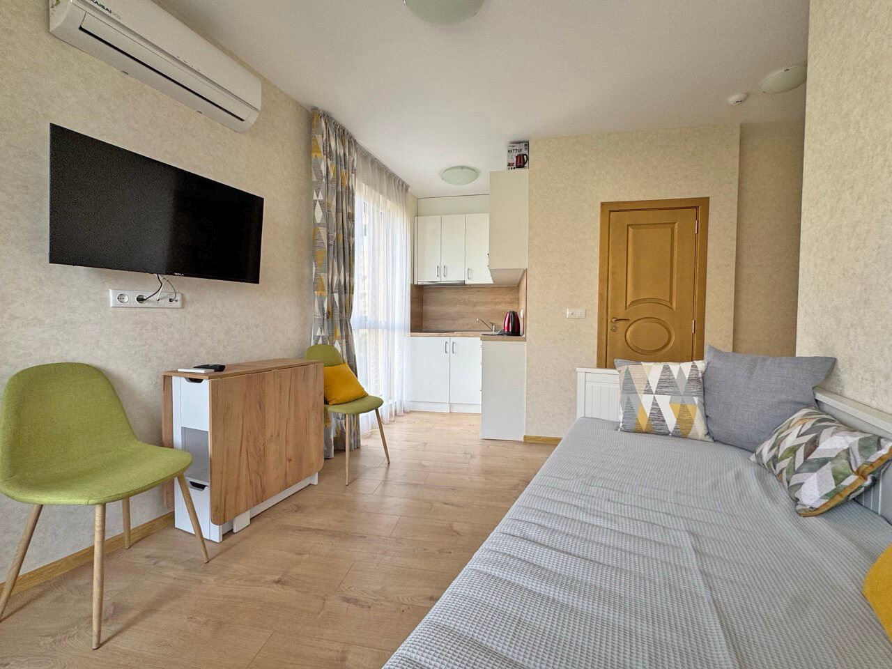 Светлая студия в люксовом комплексе – прекрасный уют у бассейна