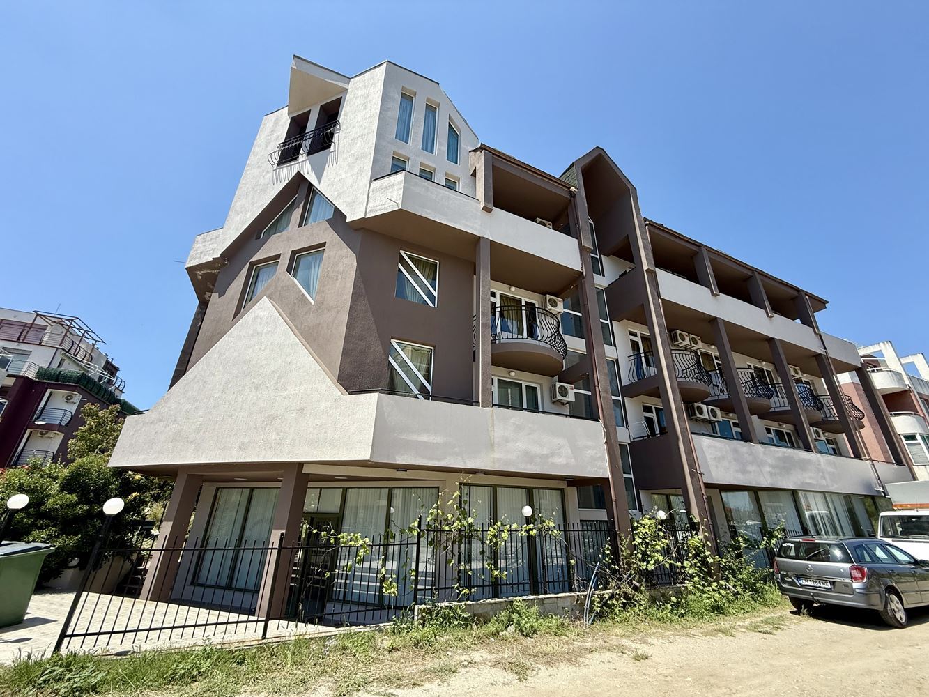 Просторный апартамент с одной спальней с выходом в сад и без платы за обслуживание в Равде