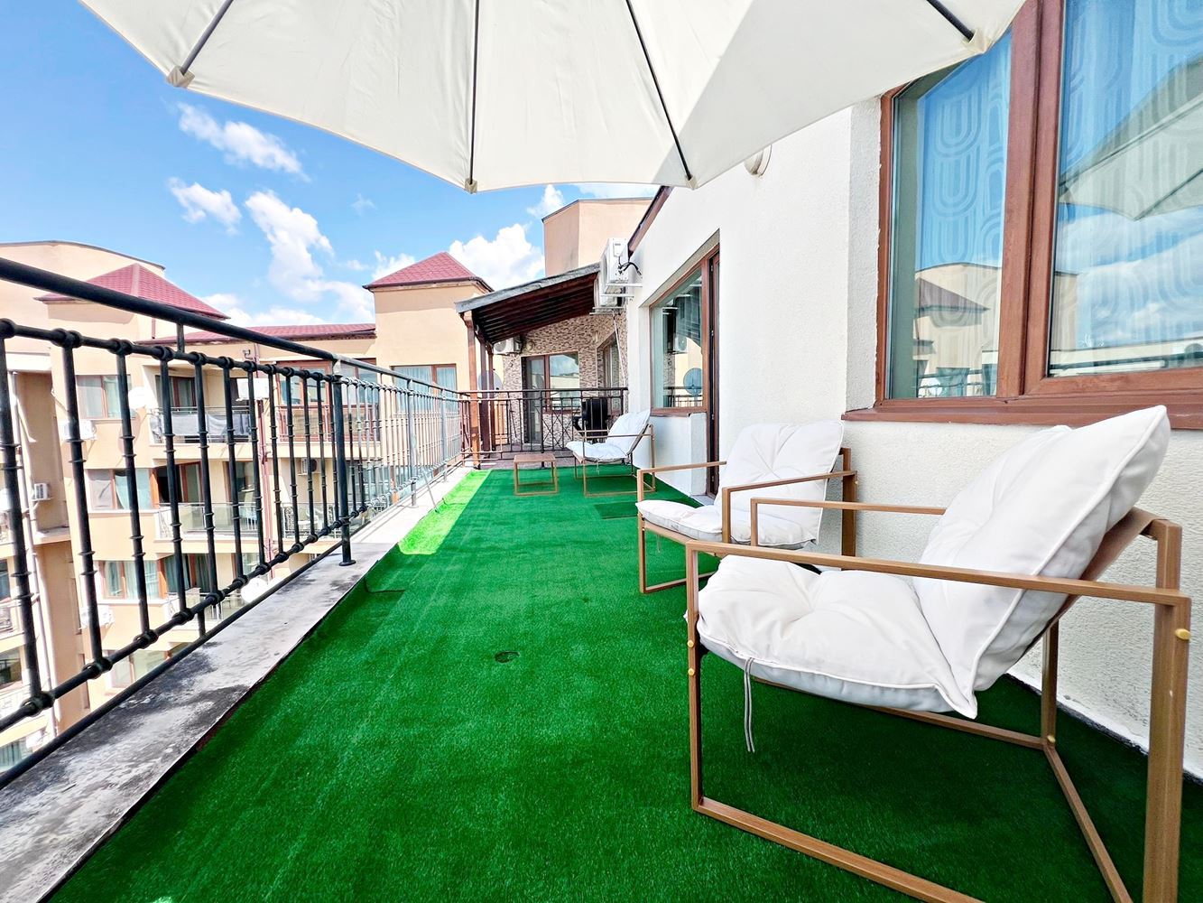 Стильная квартира с одной спальней с низкой таксой обслуживание в отличном комплексе в Солнечном Берегу – готова к проживанию или инвестиции