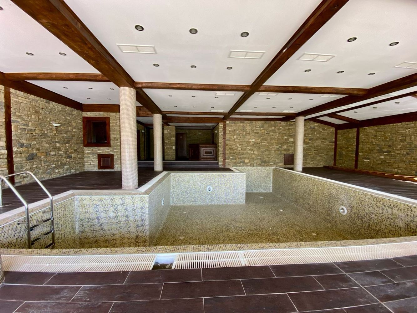 Просторная полностью меблированная студия с видом на бассейн в Солнечном Береге – комфорт, спокойствие и отличная инвестиция