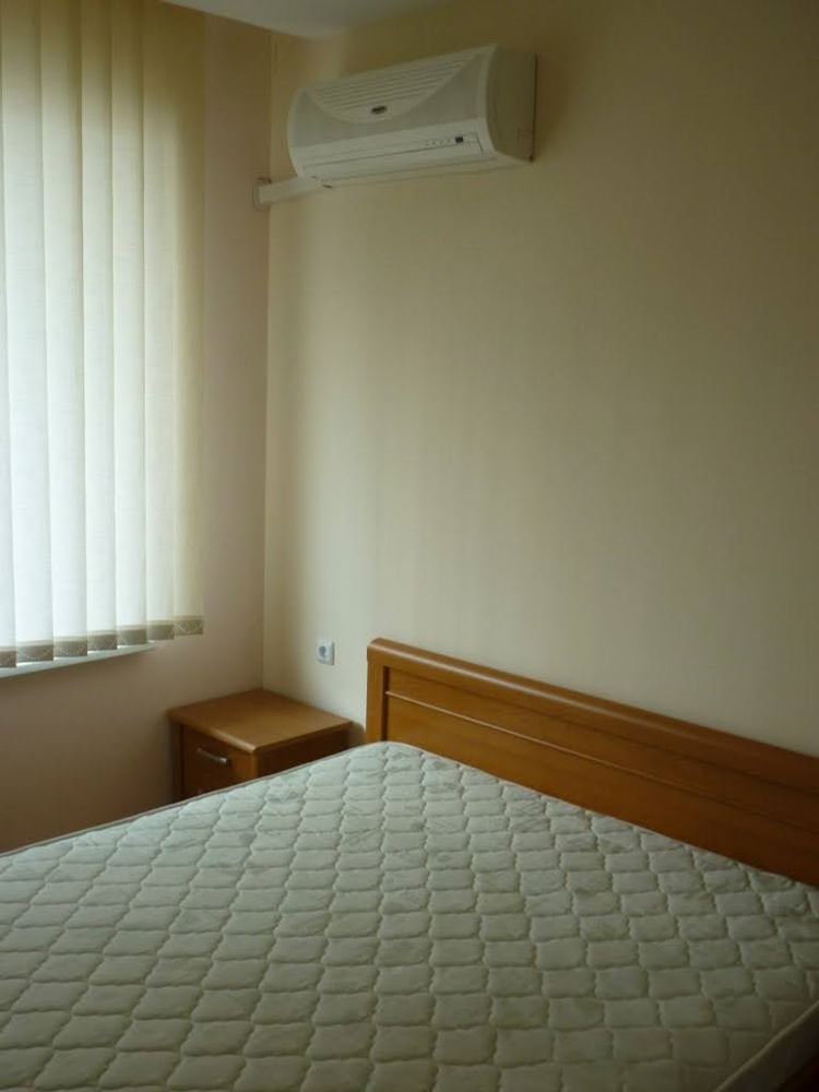 Обставленная квартира с одной спальней на первой линии с видом на море в Элените