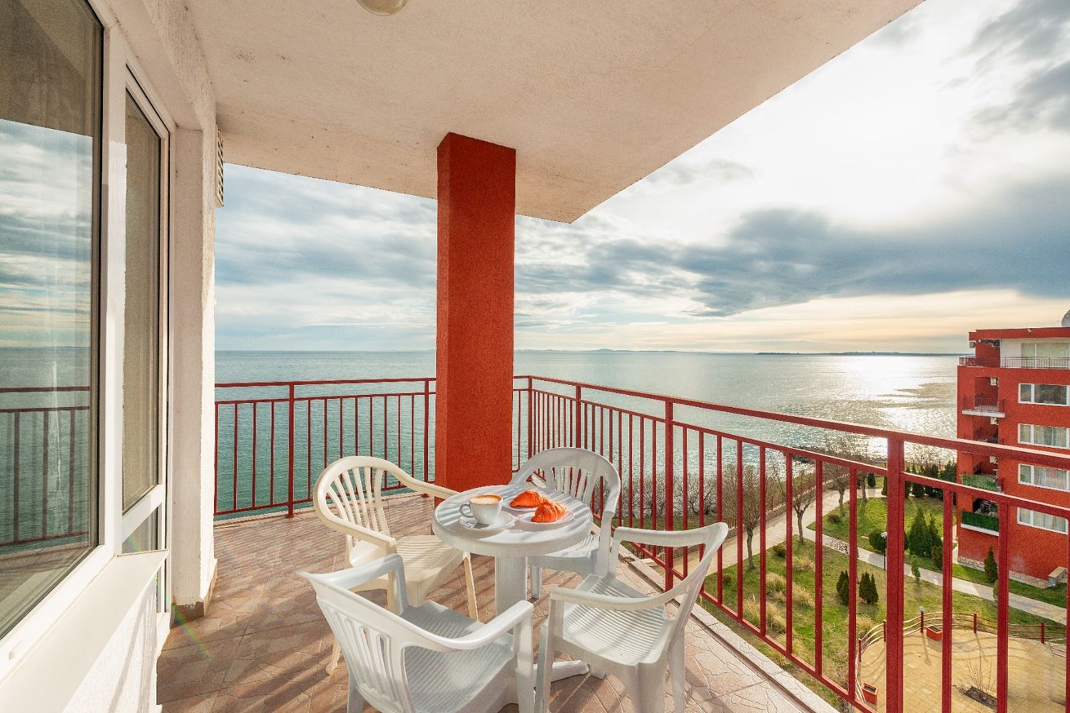 Стильный апартамент с двумя спальнями на первой линии с прямым видом на море в Святом Власе – простор, роскошь и полный комфорт