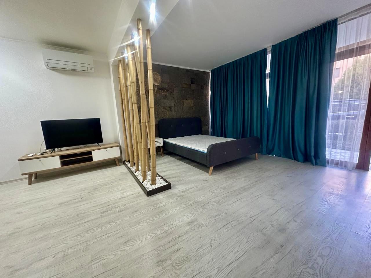 Просторная студия на партере с террасой и возможностью переделки в квартиру с одной спальней – всего в 300 м от моря